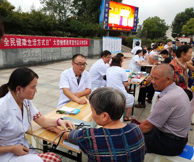 澧县人民医院开展“全民健康生活方式日”宣传义诊活动